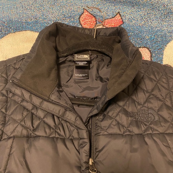 Women's Black Quilted Vest - Picture 3 of 4